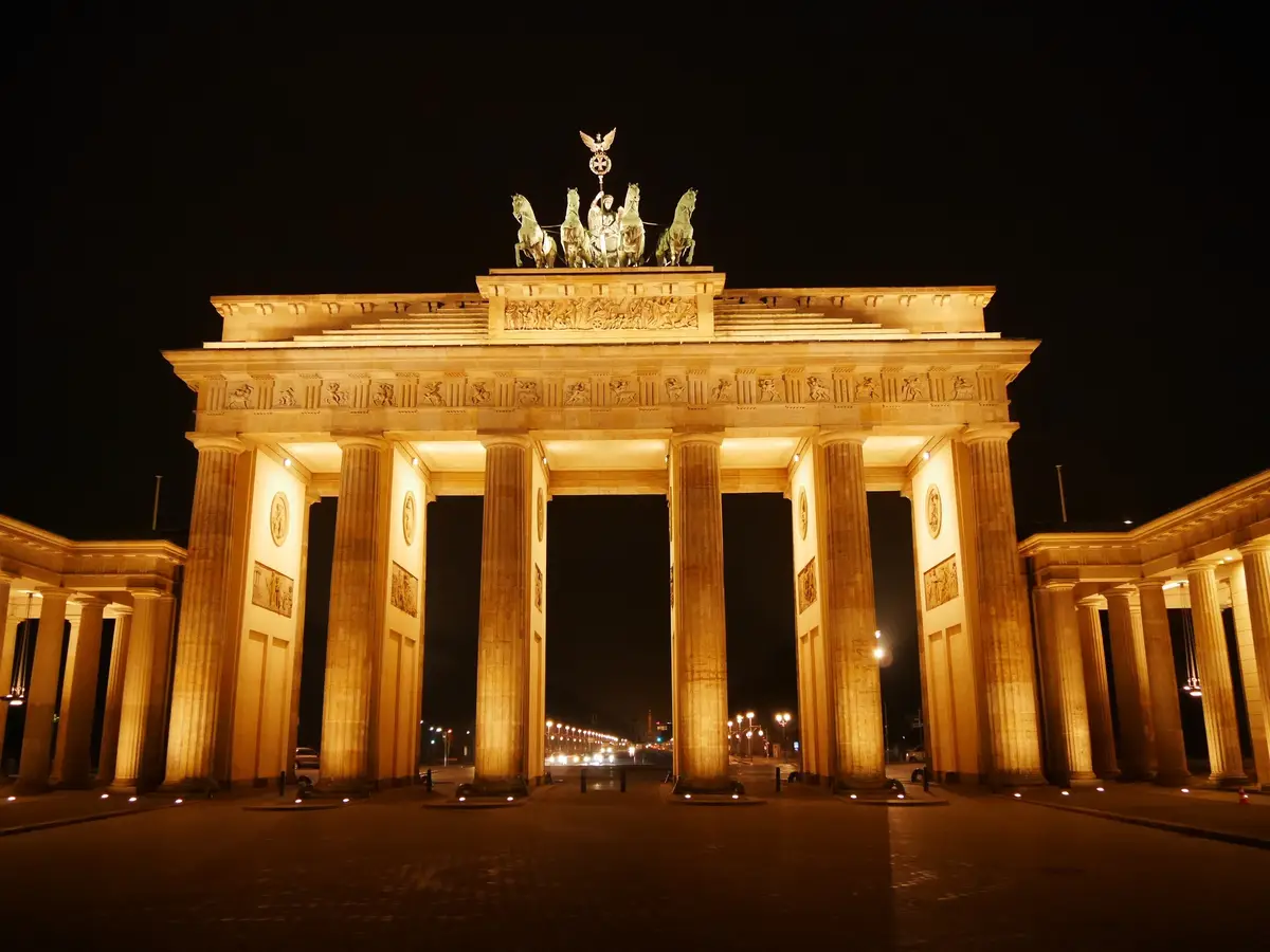 La Puerta de Brandeburgo de noche