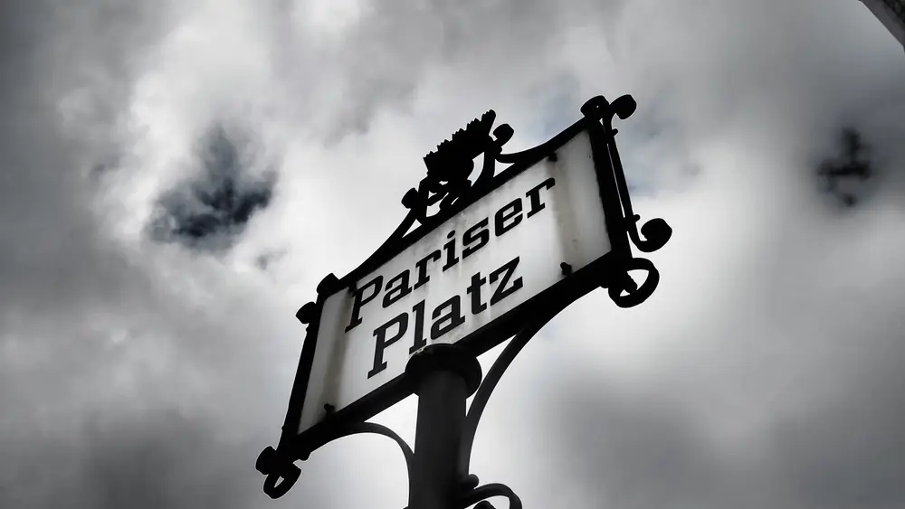 Placa de Pariser Platz contra un cielo nublado